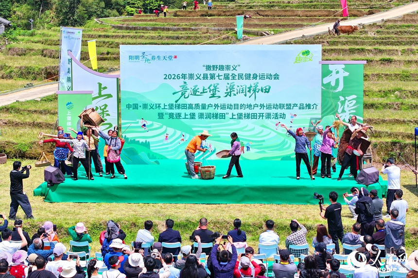上堡梯田开渠活动现场。人民网记者 朱海鹏摄
