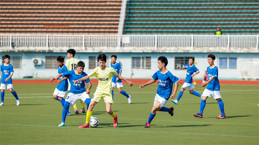 2026年南昌市青少年校园足球超级联赛开赛，球员在球场比拼。李阳摄