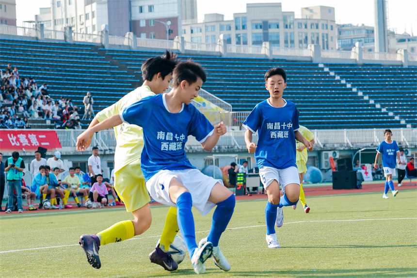 2026年南昌市青少年校园足球超级联赛开赛，球员在球场比拼。李阳摄