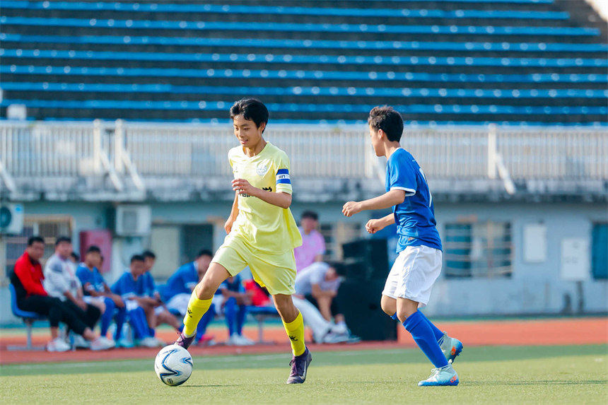 2026年南昌市青少年校园足球超级联赛开赛，球员在球场比拼。李阳摄