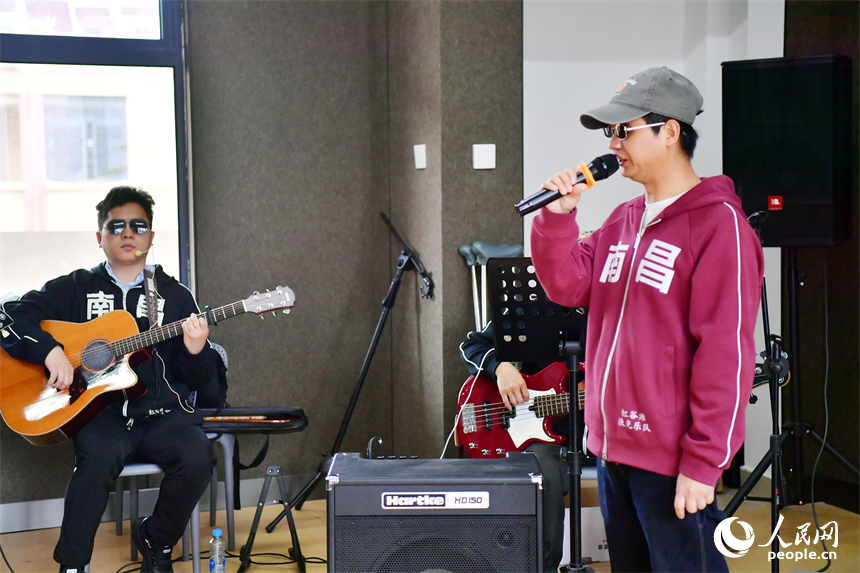 扶光乐队排练室内，盲人乐队正在演奏歌曲。人民网记者 时雨摄