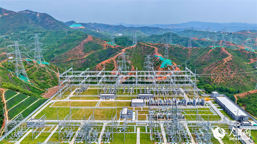 建設中的贛州北500千伏輸變電工程現場電塔林立、銀線飛架，蔚為壯觀。人民網記者 朱海鵬攝