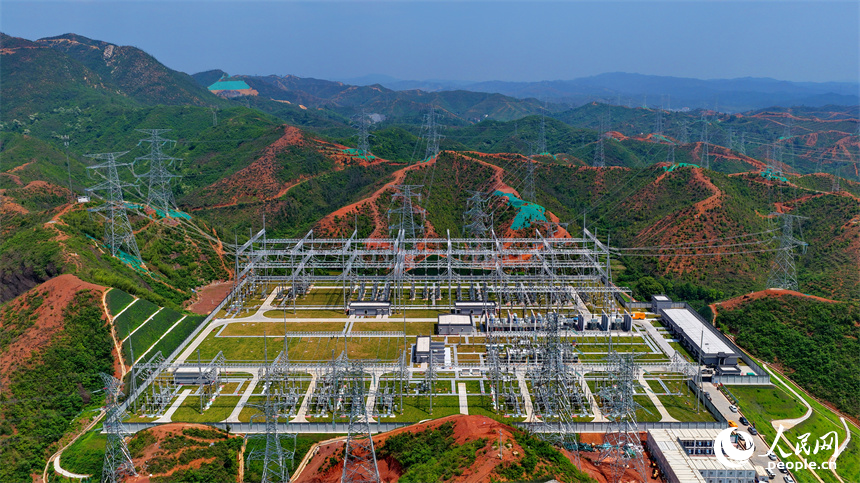 建设中的赣州北500千伏输变电工程现场电塔林立、银线飞架，蔚为壮观。人民网记者 朱海鹏摄