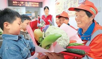 “送你一‘蔬’花  致敬勞動者”