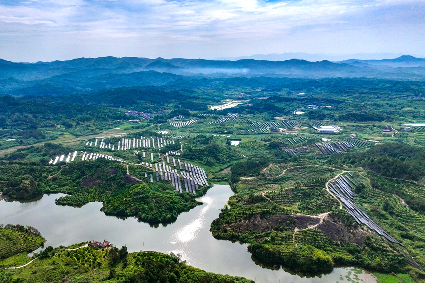 航拍鏡頭下的江西省撫州市南豐縣萊溪鄉光伏發電基地。
