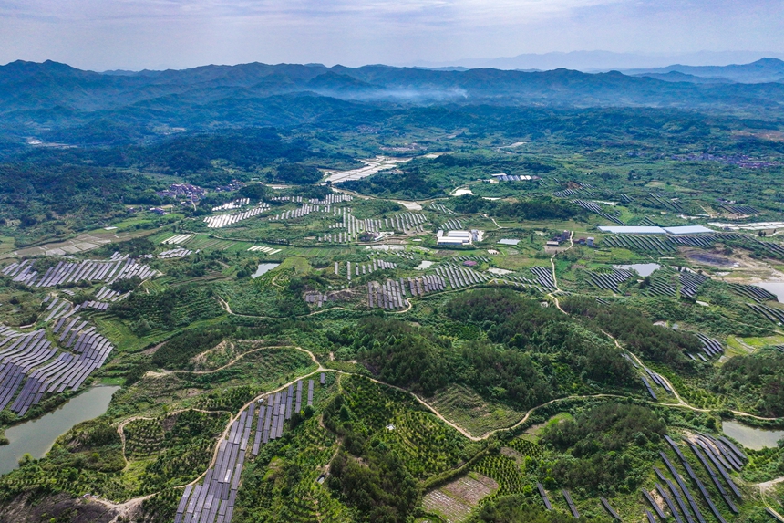 航拍镜头下的江西省抚州市南丰县莱溪乡光伏发电基地。