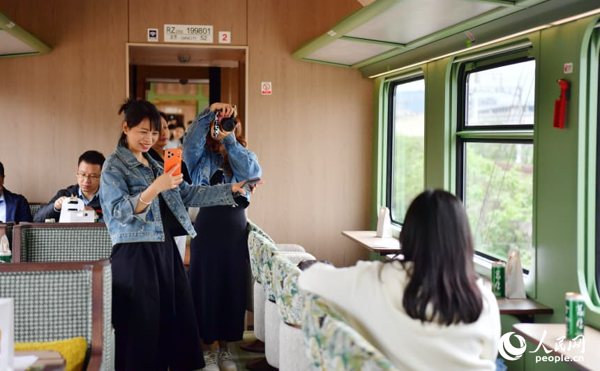 试乘旅客在观光列车内拍照打卡。人民网记者 时雨摄