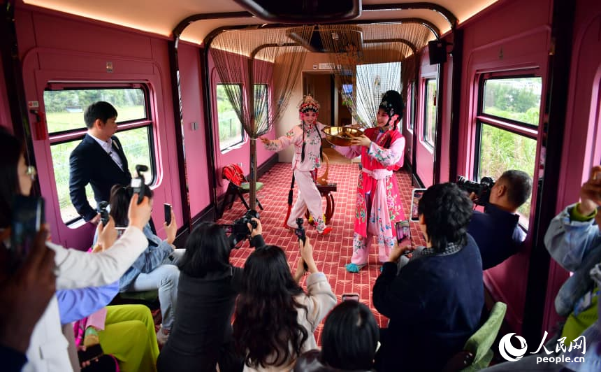 观光列车上，弋阳腔演员正在表演。人民网记者 时雨摄