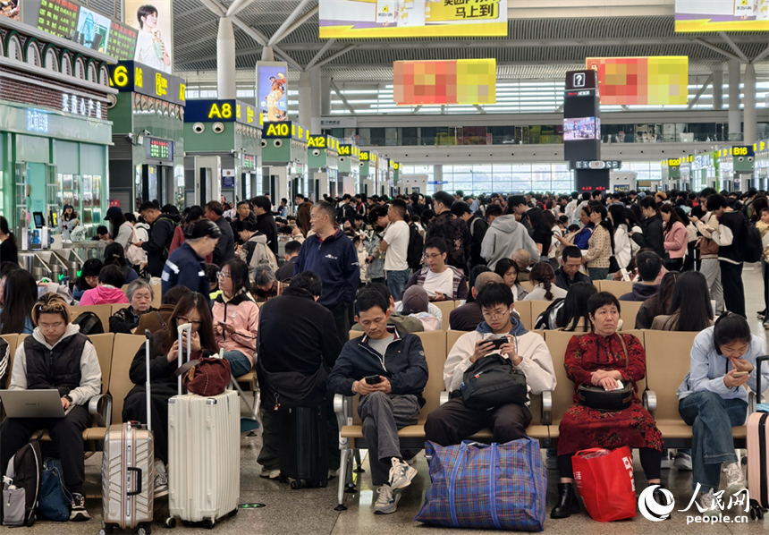 4月30日，南昌西站候车室内迎来大批出行旅客。人民网记者 时雨摄