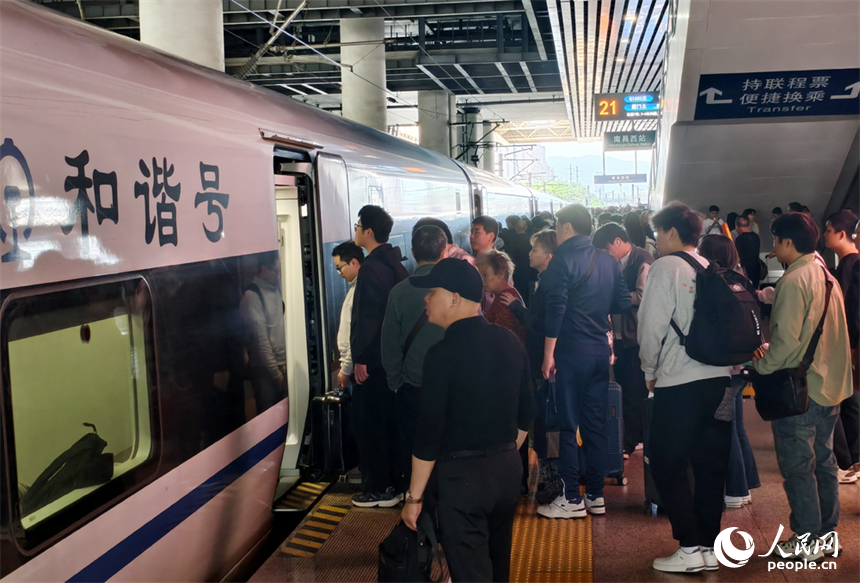 4月30日，南昌西站站台上准备登车的旅客。人民网记者 时雨摄