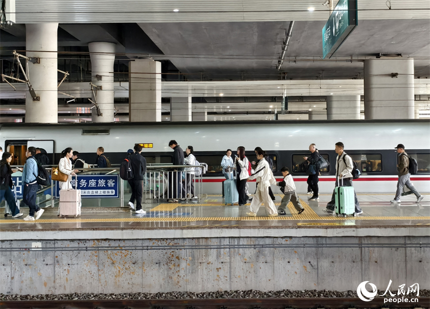 4月30日，南昌西站站台上出行的旅客。人民网记者 时雨摄