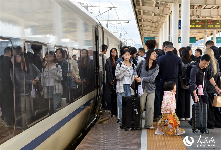 4月30日，上饶火车站站台上出行的旅客。人民网记者 时雨摄
