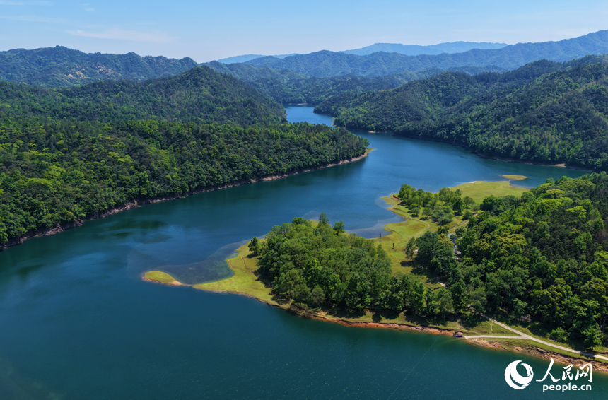 5月1日，靖安縣三爪侖國家森林公園，山青、水淨、岸綠，一幅生態畫卷徐徐展開。人民網記者 毛思遠攝