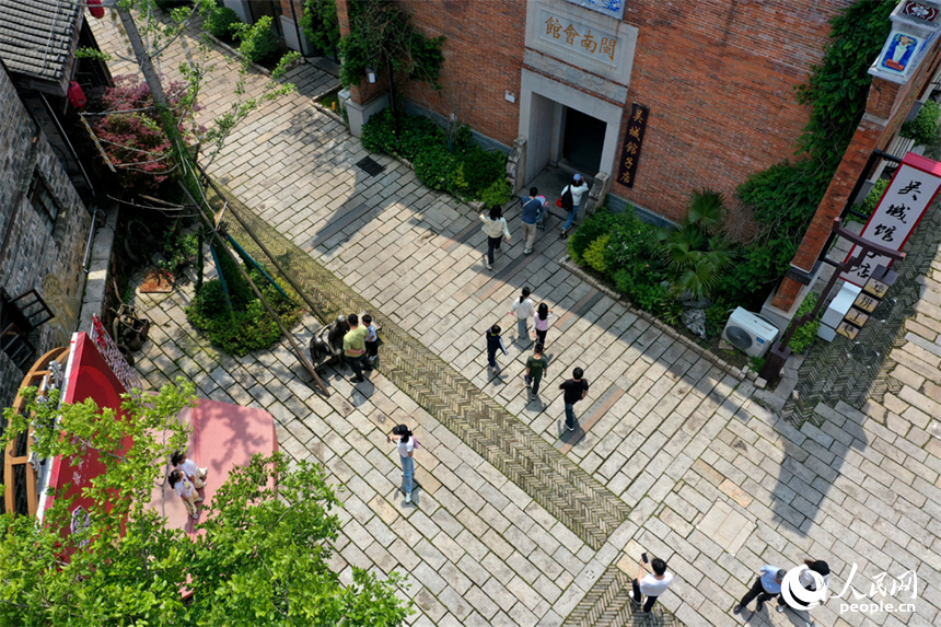 游客们在排工巷穿行古巷感受历史气息。人民网记者 时雨摄
