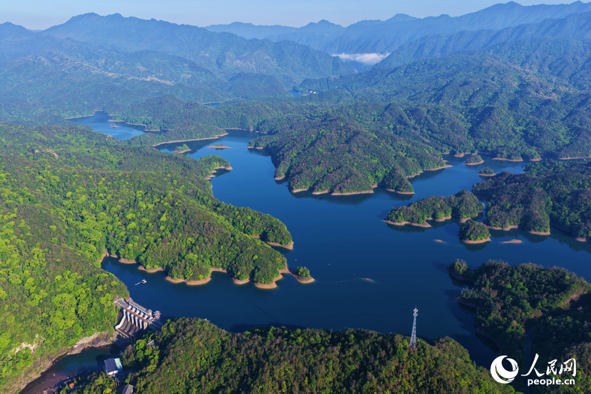 位于靖安县北潦河中游的小湾水库，群山与碧水、蓝天相映成景。人民网记者 毛思远摄