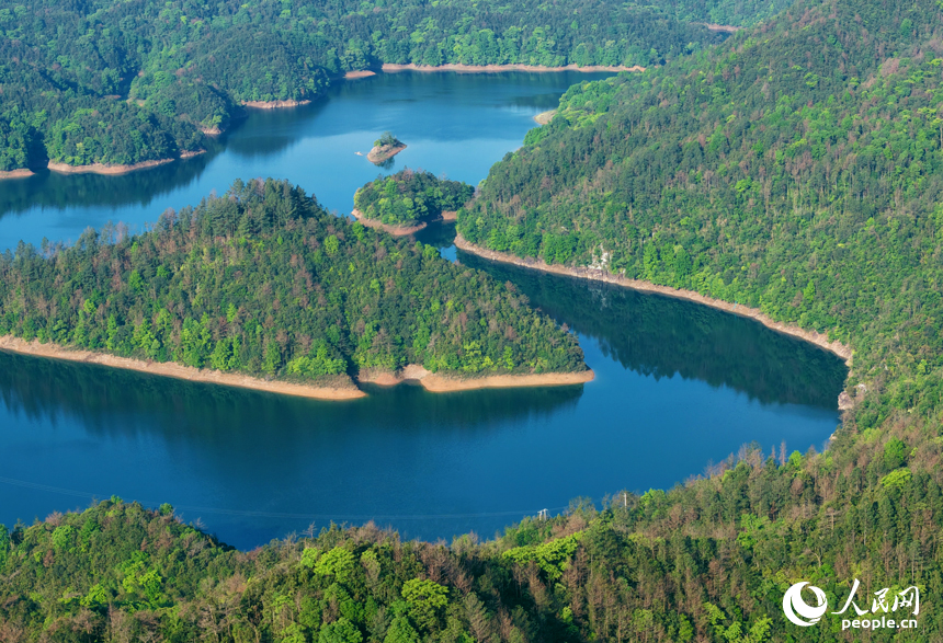 位于靖安县北潦河中游的小湾水库，群山与碧水、蓝天相映成景。人民网记者 毛思远摄