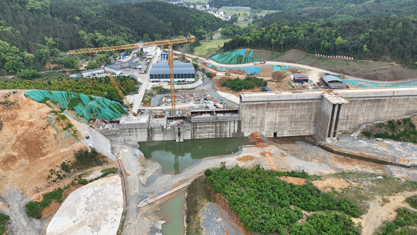 安義縣吊鐘水庫工程二期大壩主體施工現場。付卉攝