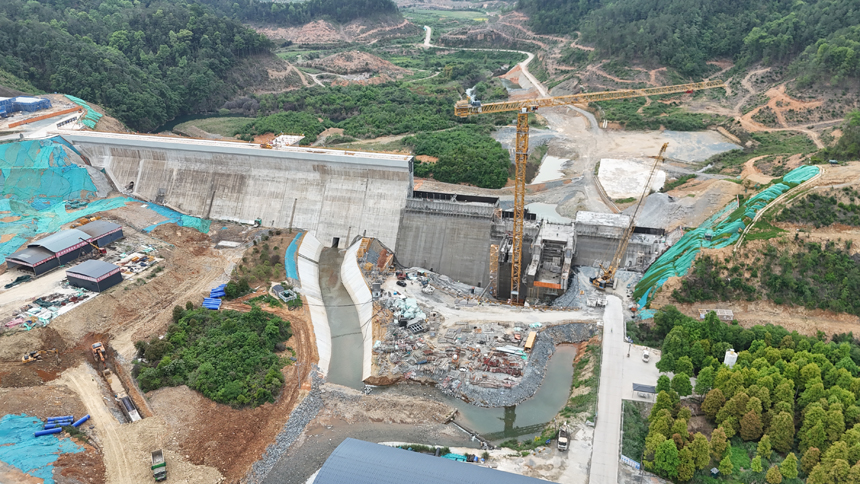 安义县吊钟水库工程二期大坝主体施工现场。付卉摄