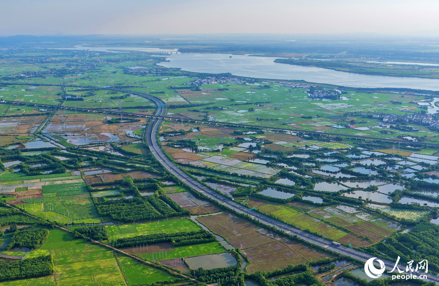 南昌縣富山鄉若岡村，穿境而過的南韶高速公路與河流、村庄、田園相互映襯，構成一幅美麗鄉村畫卷。人民網記者 朱海鵬攝