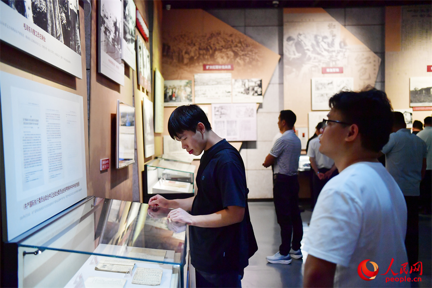 游客觀看展櫃內的革命歷史文物。人民網記者 時雨攝
