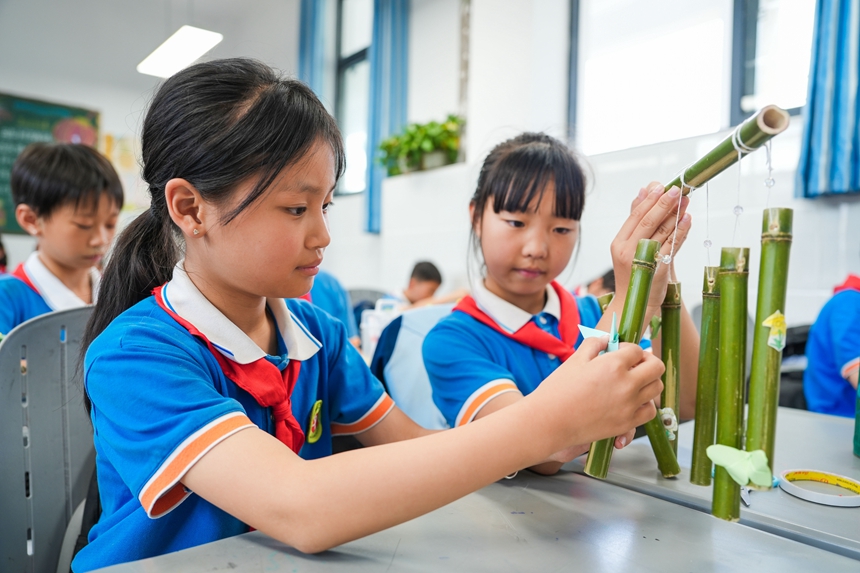 圖為學生制作竹風鈴。