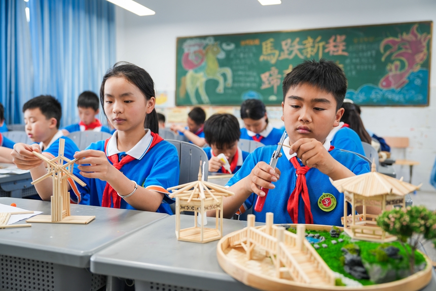 圖為學生制作竹屋。