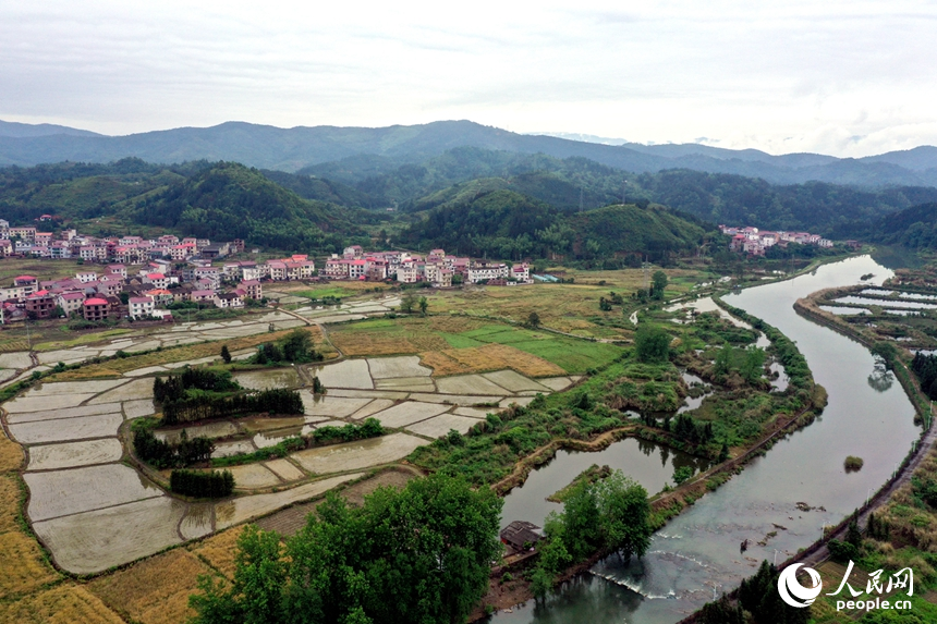 航拍镜头下，呈现“村在景中、景在画中”的秀美乡村景象。人民网记者 时雨摄
