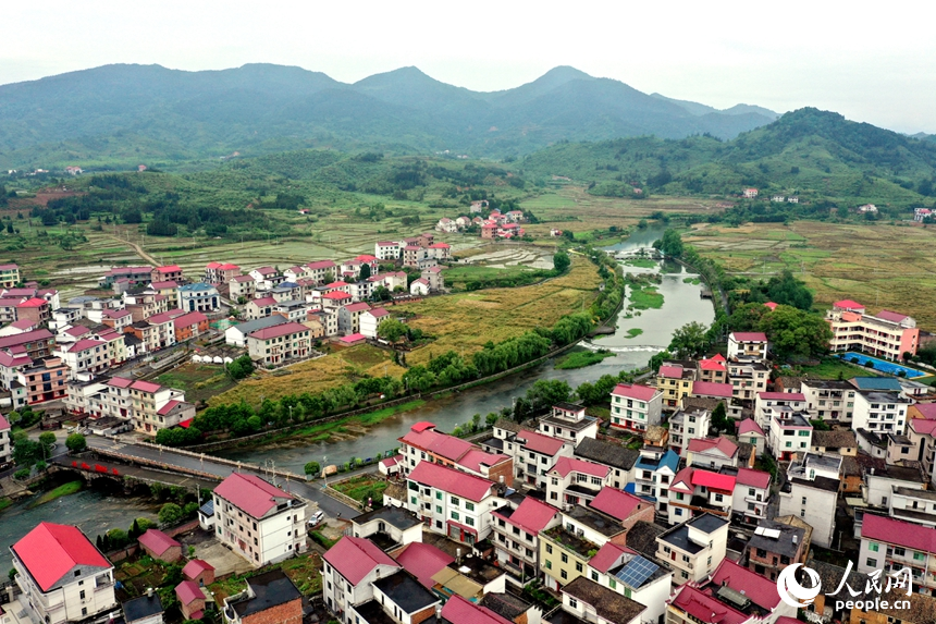 航拍镜头下，呈现“村在景中、景在画中”的秀美乡村景象。人民网记者 时雨摄