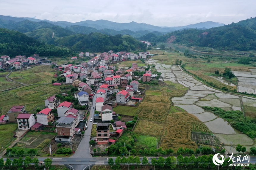 航拍镜头下，呈现“村在景中、景在画中”的秀美乡村景象。人民网记者 时雨摄