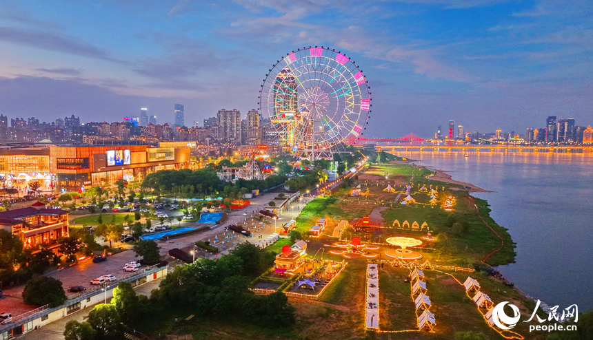 南昌市红谷滩区摩天湾营地，音乐吧、咖啡馆、美食市集流光溢彩，吸引众多游客前来消费游玩。人民网记者 朱海鹏摄