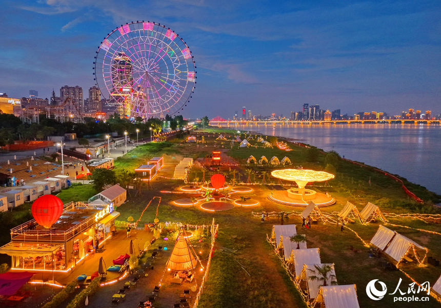 南昌市红谷滩区摩天湾营地，音乐吧、咖啡馆、美食市集流光溢彩，吸引众多游客前来消费游玩。人民网记者 朱海鹏摄