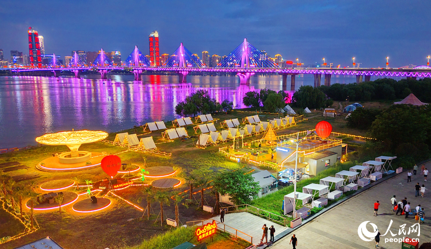 南昌市红谷滩区摩天湾营地，音乐吧、咖啡馆、美食市集流光溢彩，吸引众多游客前来消费游玩。人民网记者 朱海鹏摄