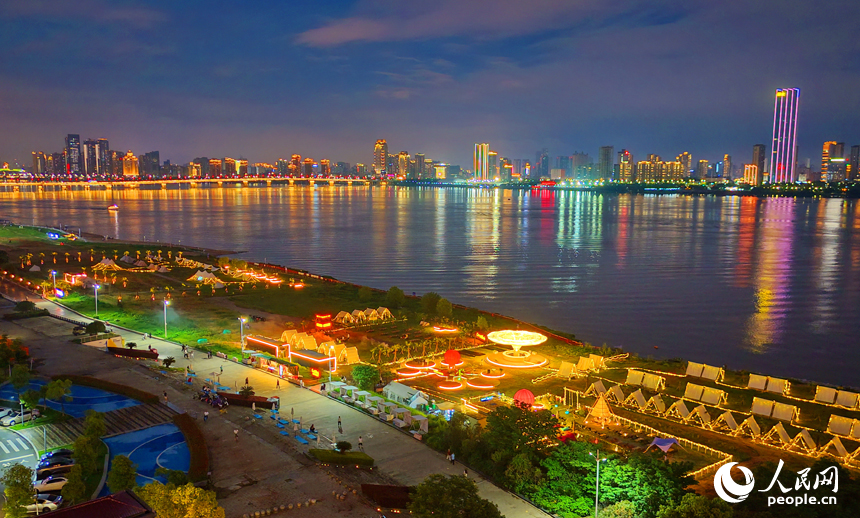 南昌市红谷滩区摩天湾营地，音乐吧、咖啡馆、美食市集流光溢彩，吸引众多游客前来消费游玩。人民网记者 朱海鹏摄