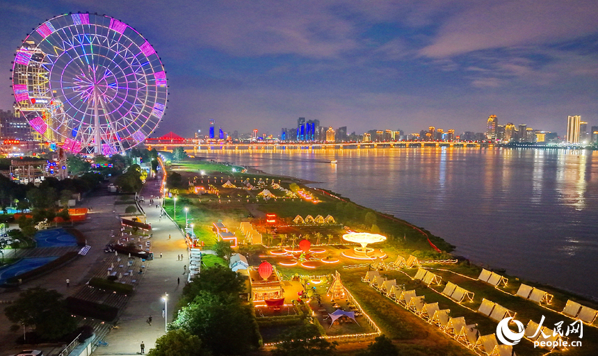 南昌市红谷滩区摩天湾营地，音乐吧、咖啡馆、美食市集流光溢彩，吸引众多游客前来消费游玩。人民网记者 朱海鹏摄