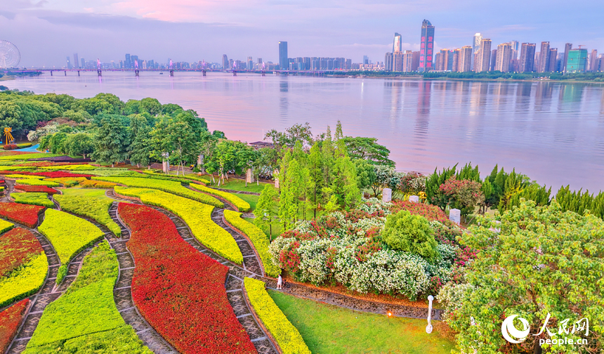 位於南昌市紅谷灘區紅角洲街道的贛江市民公園，江畔樹木繁茂、綠草如茵，吸引市民和游客前來休閑游玩。人民網記者 朱海鵬攝