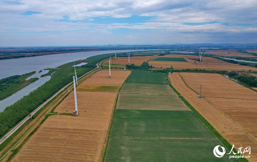 九江市柴桑區江洲鎮風光旖旎，風力發電機迎風旋轉，源源不斷地輸出清潔電能。人民網記者 朱海鵬攝