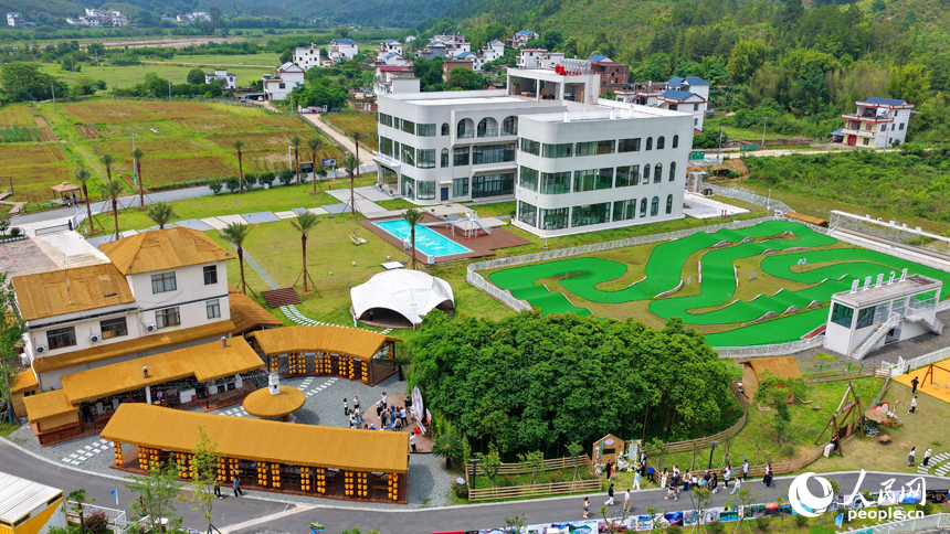 贛州市崇義縣過埠鎮的一家戶外營地，一棟棟獨具特色的民宿房舍與田園、水系、青山相映成景，吸引不少游客前來體驗鄉村旅游樂趣。人民網記者 朱海鵬攝