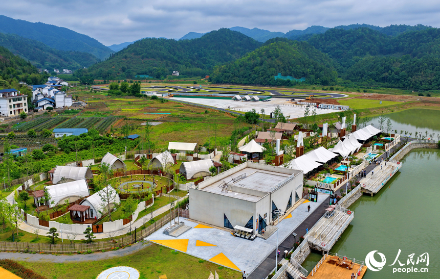 贛州市崇義縣過埠鎮的一家戶外營地，一棟棟獨具特色的民宿房舍與田園、水系、青山相映成景，吸引不少游客前來體驗鄉村旅游樂趣。人民網記者 朱海鵬攝