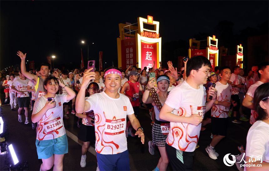2026南昌萬人夜跑活動30日晚鳴笛開跑。圖為跑友奔跑在洪州大橋上。人民網記者 時雨攝
