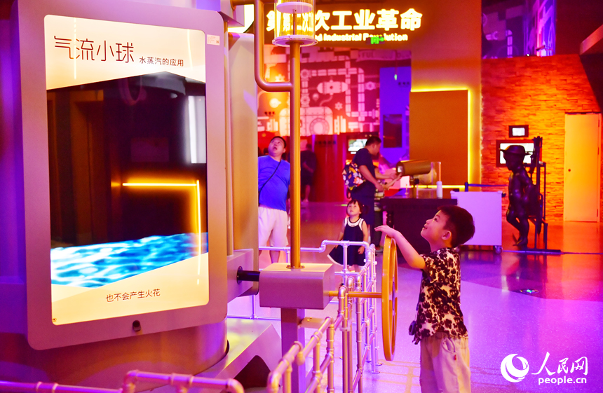科技館內，孩子們沉浸在科學探索的快樂中。人民網記者 時雨攝