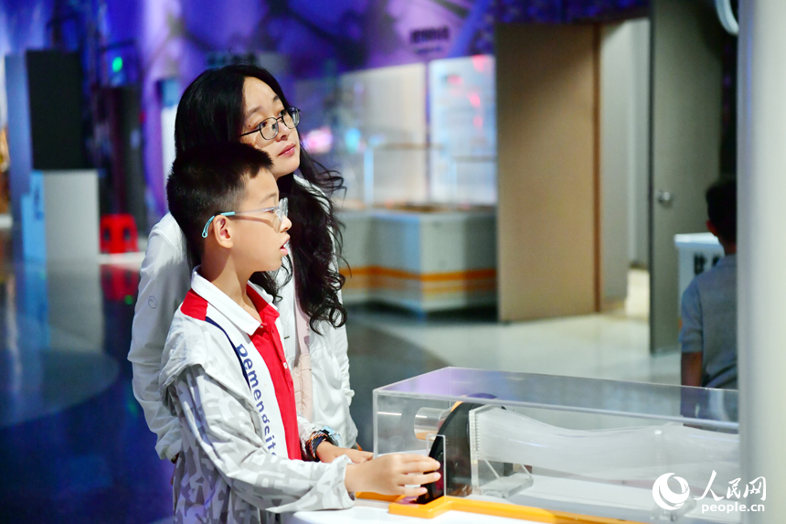 科技馆内，孩子们沉浸在科学探索的快乐中。人民网记者 时雨摄