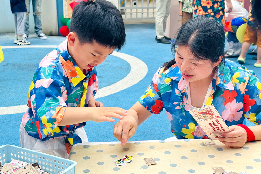 孩子们在开心玩耍。孙玥摄