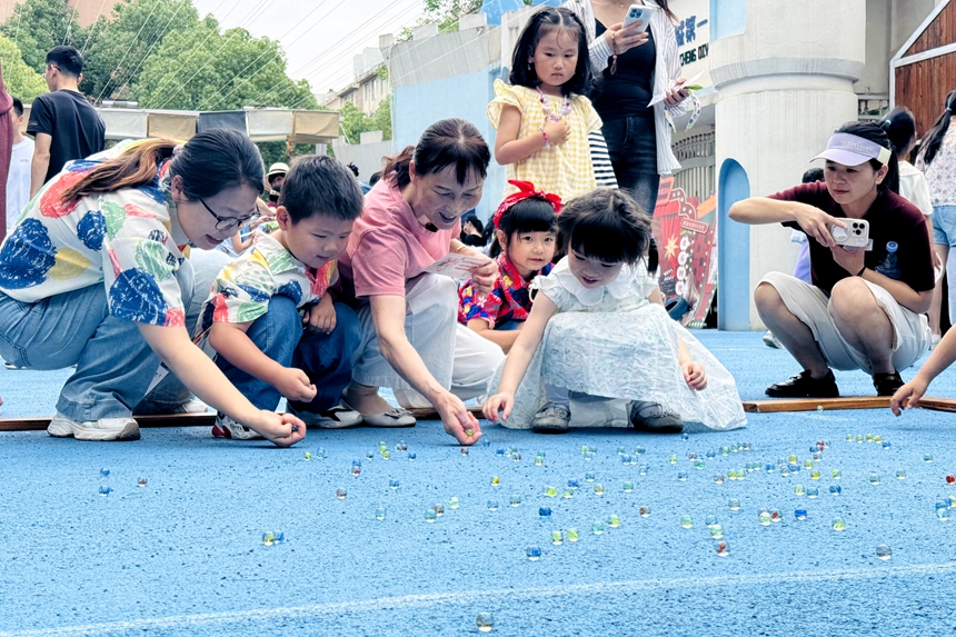 孩子们在开心玩耍。孙玥摄