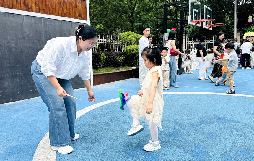 孩子们在开心玩耍。孙玥摄