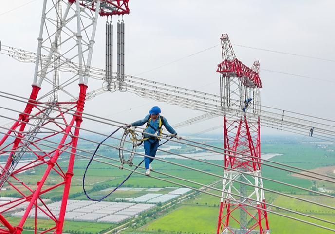 江西南昌：特高压首检高空作业忙