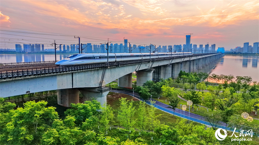 滬昆高鐵南昌贛江特大橋上，高鐵、動車往來疾馳。人民網記者 朱海鵬攝