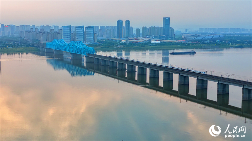 沪昆高铁南昌赣江特大桥上，高铁、动车往来疾驰。人民网记者 朱海鹏摄