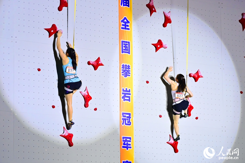 參賽選手在2026第四屆全國攀岩冠軍賽速度決賽中競速攀爬。人民網記者 朱海鵬