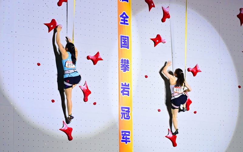 江西全南：攀岩赛场 夜间竞技比拼
