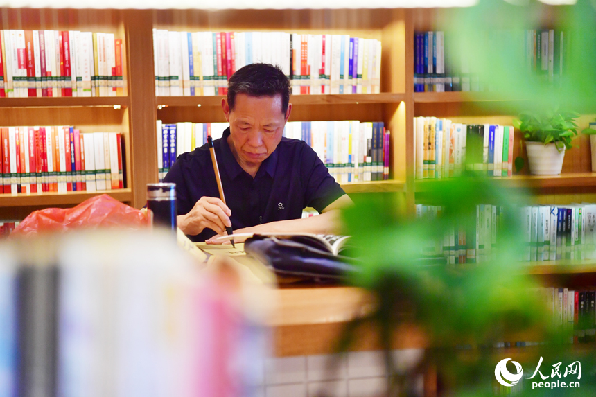 书法爱好者在在美书馆内练习书法。人民网记者 时雨摄